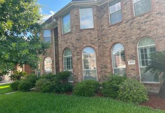 Luxury spacious 6 bedroom and 4 bathroom / Gated / Private has rooms with a private hot tub