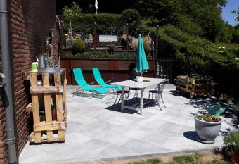 Studio Au jardin fleuri allows 18 year olds to book a room