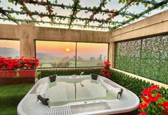 Emrald Villa has Balcony rooms