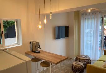 Charmant Studio dans villa - parking - jardin allows 18 year olds to book a room