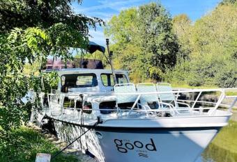The Good Vibes, the boat to Chill has Balcony rooms