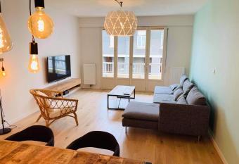 Grand Appartement de standing quartier Gare Angers-Lafayette/Parking/Wifi allows 18 year olds to book a room