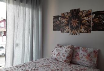 Casa com piscina a 500m da praia has Balcony rooms