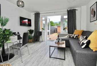 Alverley House - Charming Home With Netflix & Free Parking has Balcony rooms