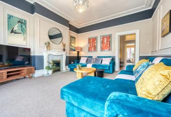 Lovely 2 bedroom apartment - Sleeps 9 has Balcony rooms