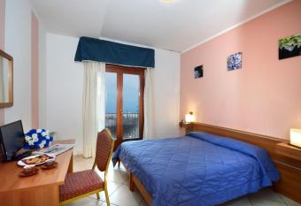 Royal Hotel Montevergine has rooms with a private hot tub