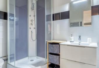 Studio : Proche Paris et Tous commerces has rooms with a private hot tub