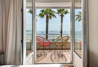 H  tel Bor allows 18 year olds to book a room