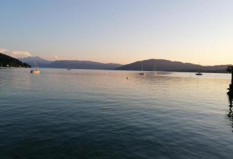 Attersee Studio-Apartment mit Eigen-Garten und unverbautem Seeblick has Balcony rooms