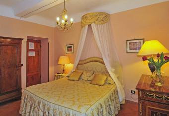 Villa Belvedere has rooms with a private hot tub