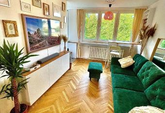 Luxurious BOHO style apartm. *HOME OFFICE* +Desk allows 18 year olds to book a room