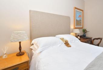 Townhouse @ Shelton New Road Stoke allows 18 year olds to book a room