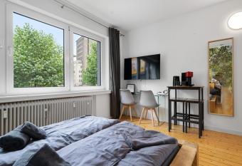 Apartment 2, direkt am Bahnhof allows 18 year olds to book a room