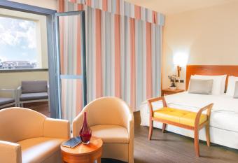 Hotel dei Cavalieri Caserta - La Reggia has rooms with a private hot tub