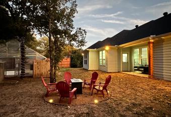 LakeDallasPoolHouse GREAT memories, near LAKE! has Balcony rooms