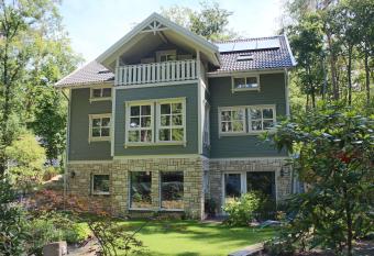 Moderne Wohnung im skandinavischen Stil am Waldrand has Balcony rooms