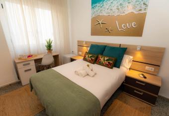 Hostal Ventura Premium has Balcony rooms