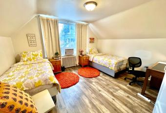 Private room with two twin beds air conditioning and shared bathrooms located near SeaTac Airport and Downtown Seattle has Balcony rooms