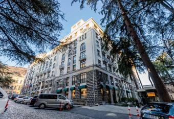 Harmony Apartment II has rooms with a private hot tub