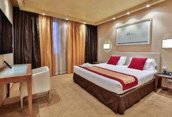 Crowne Plaza Padova, an IHG Hotel has rooms with a private hot tub