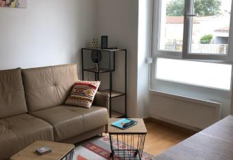 Charmant T2 allows 18 year olds to book a room