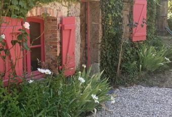 G  te de la Roche allows 18 year olds to book a room