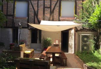 L ESCALE DU MOULIN ROUGE has Balcony rooms