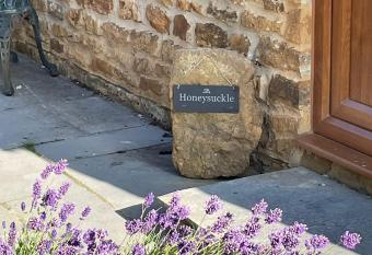 Honeysuckle Cottage - Hillside Holiday Cottages, Cotswolds has Balcony rooms