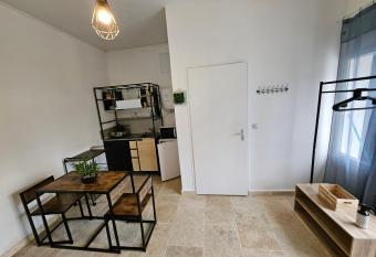 Gitedelatournelleauxerre has rooms with a private hot tub