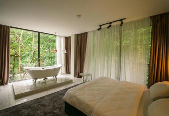 Park Resort Mtirala has rooms with a private hot tub