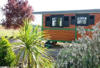 Roulotte acc  s privatif spa allows 18 year olds to book a room