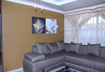 Mutshinyalo Residence has rooms with a private hot tub