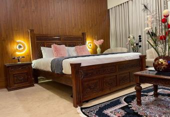 The Life Style Lodges opp Centaurus Mall has rooms with a private hot tub