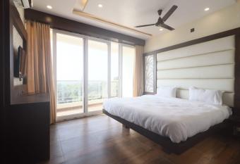 Hotel Sohrai Inn has Smoking/Balcony rooms