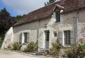 Grand g  te au ch  teau de Betz-le-Ch  teau has rooms with a private hot tub