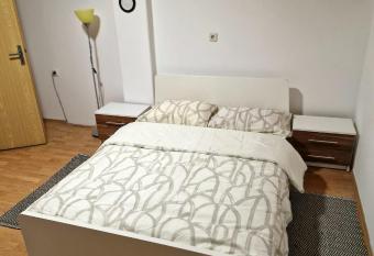 Kiki privatne sobe, Zagreb Airport has Balcony rooms
