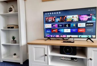 One Bed Holiday Home in the Heart of Glasgow has Balcony rooms