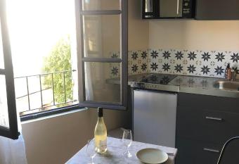 ARLES: Studio de la place allows 18 year olds to book a room