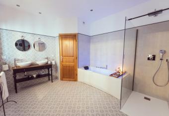 Domaine du lion rouge allows 18 year olds to book a room