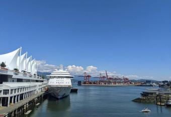 Amazing View, Furnished, Wifi, Pool, Gym, Garden, ... has Balcony rooms