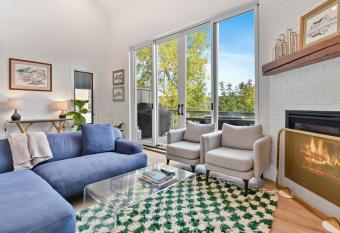 Spectacular Old Town Mountain Retreat Walk to Skiing Main Street Hiking Restaurants Shopping allows 18 year olds to book a room