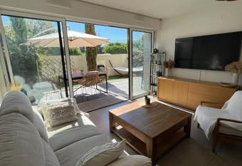 Monaco cosy 2 pi  ces allows 18 year olds to book a room