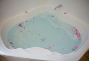 Kings Of Riccarton Motel has rooms with a private hot tub