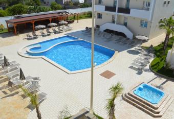 Casa Cardignan allows 18 year olds to book a room