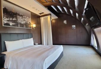 Water meworld allows 18 year olds to book a room