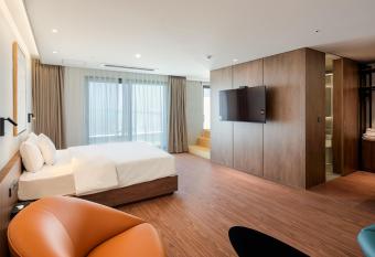 Hotel Cielo has rooms with a private hot tub