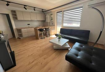 Cazare Untold ! allows 18 year olds to book a room