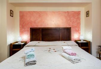 Casa Santoro-Locazione Turistica-Fiumedinisi allows 18 year olds to book a room