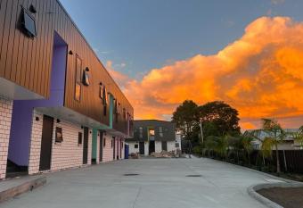 Krishna Motel - Newly Built in Papakura has Balcony rooms