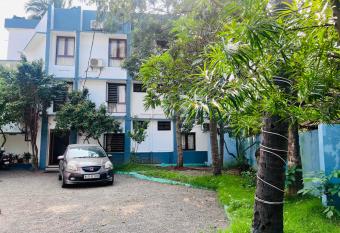 Hotel Sunday - Townhouse Club Airport Trivandrum has Balcony rooms